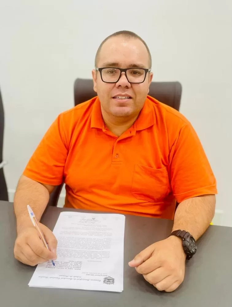 Gordinho do Suco solicita verificação e reparos no parquinho do Bairro São Francisco