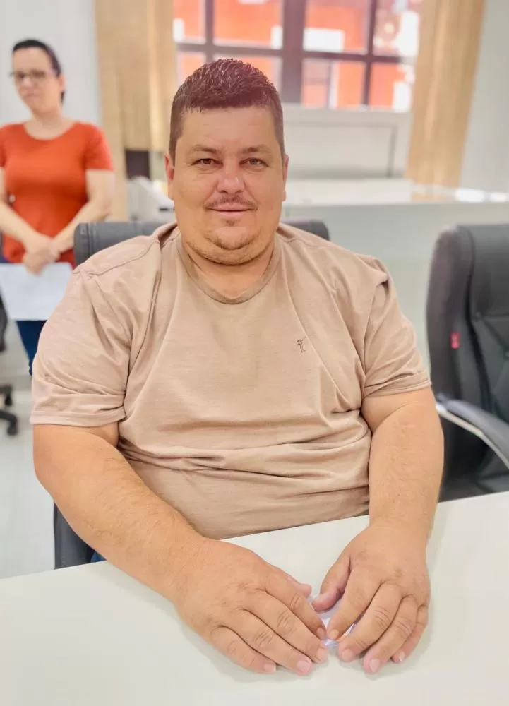 Vereador Marciel Evandro Escher durante apresentação da indicação que solicita reparos urgentes na Rua das Flores. (Foto: Cristiano Viteck).