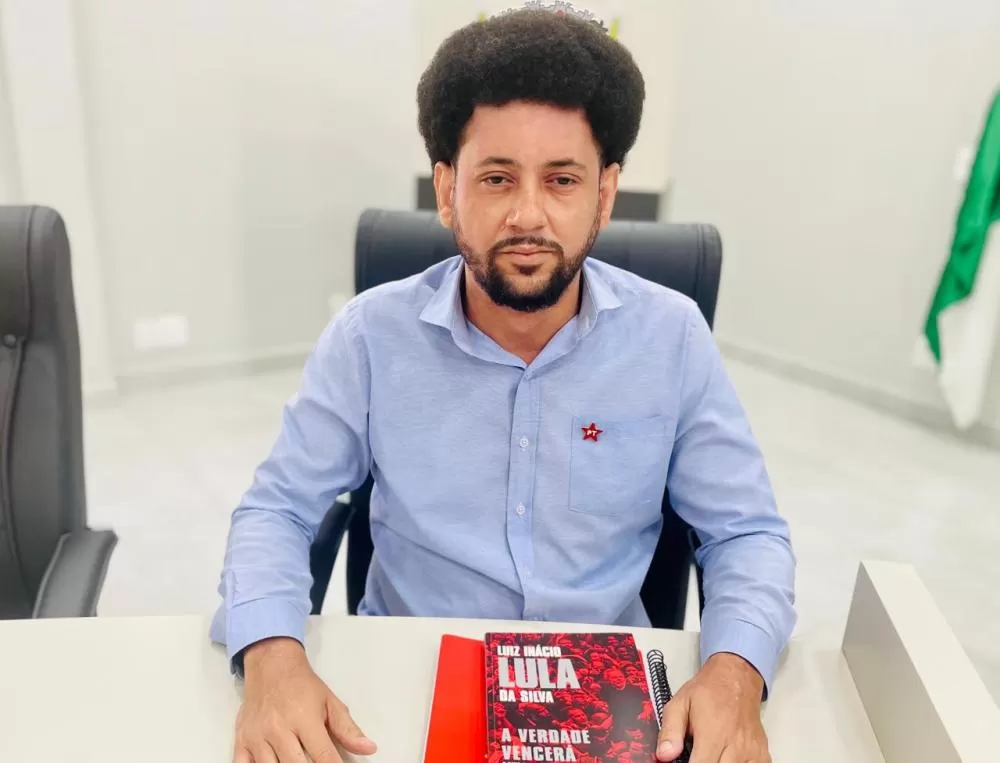 Vereador Fernando César S. do Nascimento (Fernando Nègre) durante apresentação do Requerimento nº 527/2025, que cobra informações sobre a Lei Aldir Blanc. (Foto: Cristiano Viteck).