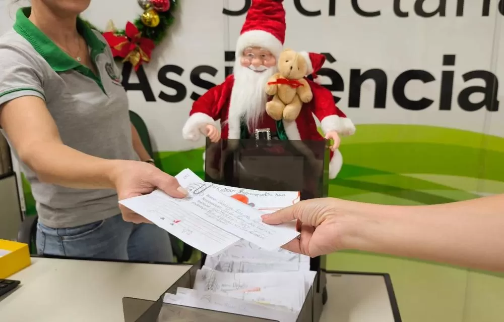 Comunidade é convidada a adotar cartinhas na Secretaria de Assistência Social e ajudar a garantir um Natal mais feliz para crianças em situação de vulnerabilidade em Marechal Cândido Rondon. (Foto: Divulgação/Prefeitura Municipal)