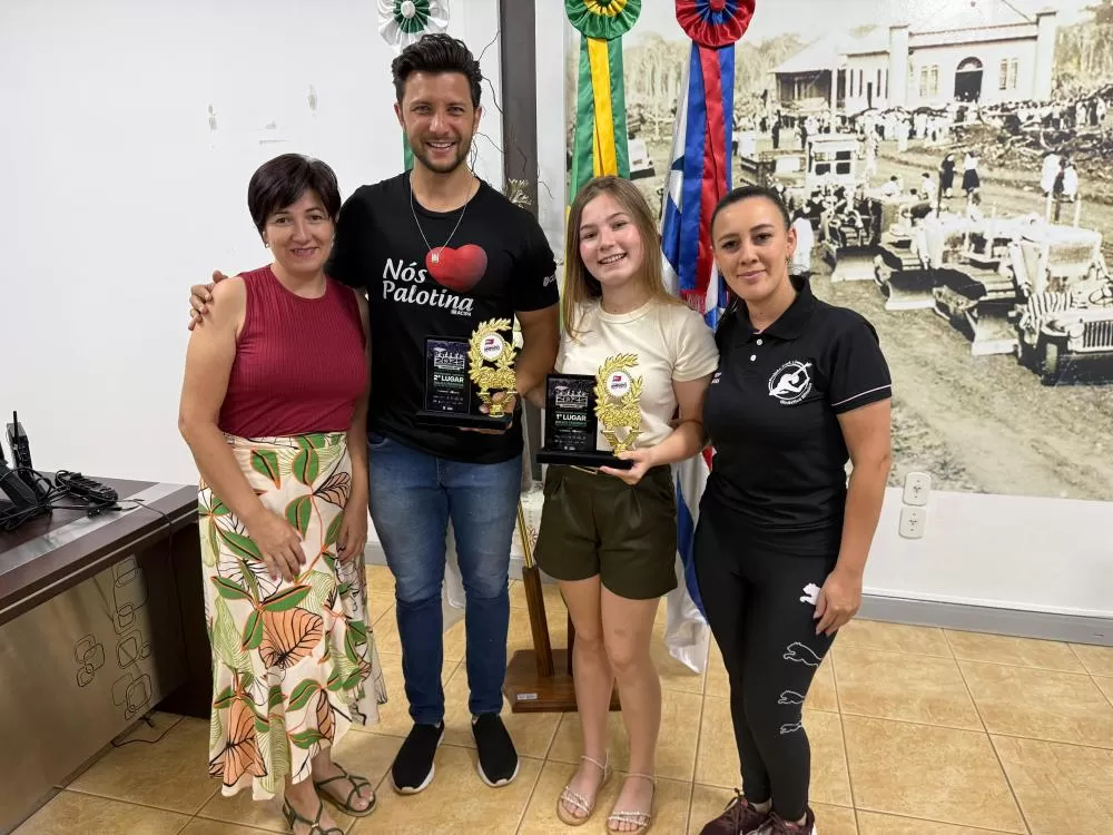 Rebeca Coradel Alves, acompanhada da mãe e da professora Mayara Oliveira, foi recebida pelo prefeito municipal após conquistar títulos nacionais no Campeonato Brasileiro de Bandas e Fanfarras, realizado em Amparo (SP). (Foto: Divulgação/Prefeitura Municip