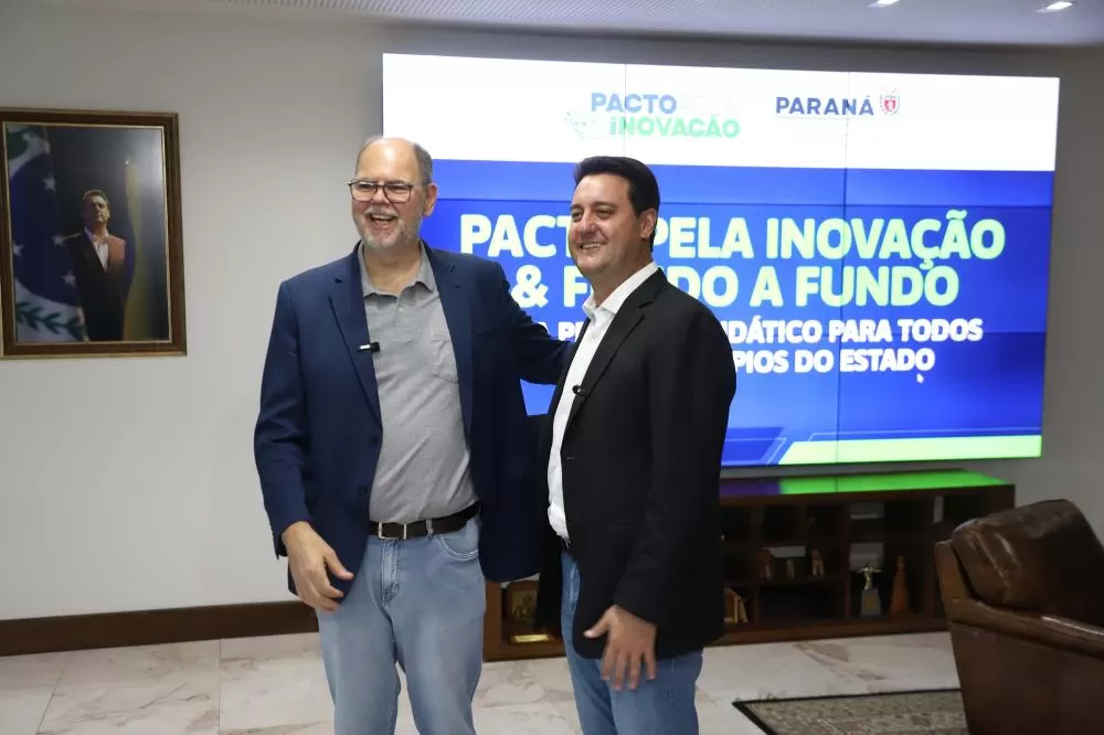 Alex Canziani e o governador Ratinho Junior fizeram o anúncio do repasse de R$ 55 milhões aos municípios paranaenses pelo modelo fundo a fundo. (Foto: Ari Dias/AEN)