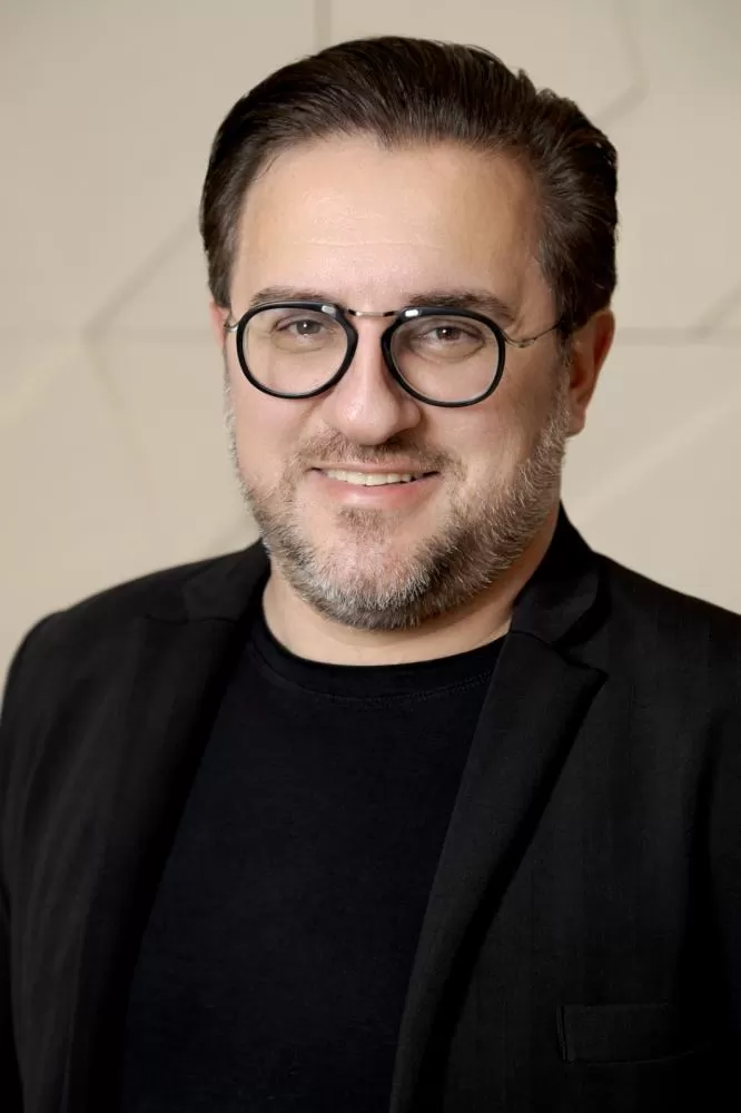 Rodrigo Katarinhuk apresenta o livro “O Poder da Informação Qualificada” durante lançamento na ACIAC, em Assis Chateaubriand. (Foto: Divulgação)