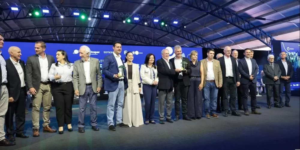 Ratinho Junior recebe o Troféu Ocepar durante o Encontro Estadual de Cooperativistas, em Carambeí, reconhecimento máximo do setor no Paraná. (Foto: Geraldo Bubniak