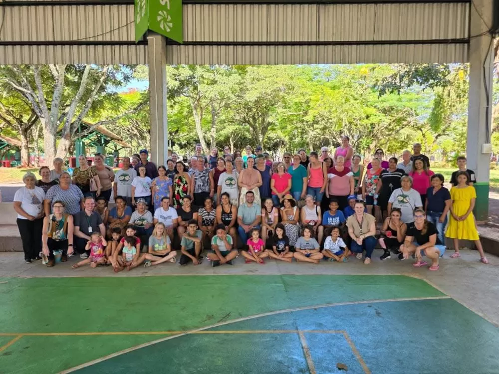Participantes das oficinas do CRAS se reúnem em Porto Mendes para o encerramento das atividades do ano, com a presença de autoridades e equipes da Assistência Social. (Foto: Divulgação/Prefeitura Municipal)