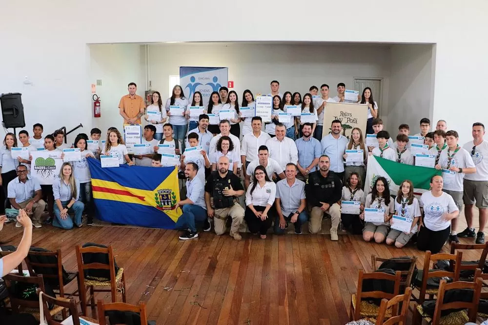 Jovens celebram o encerramento da 7ª Gincana Lindeiros, marcada por emoção, união e reconhecimento regional. (Foti: Divulgação)