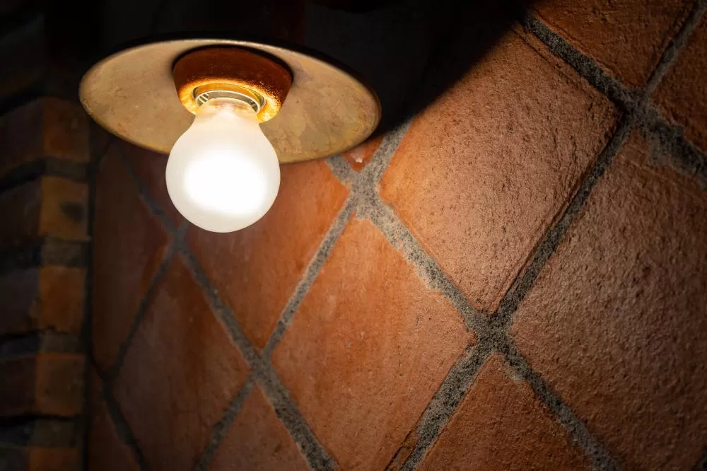 Mudança para bandeira amarela reduz custo extra da energia em dezembro, após meses de tarifas mais altas.