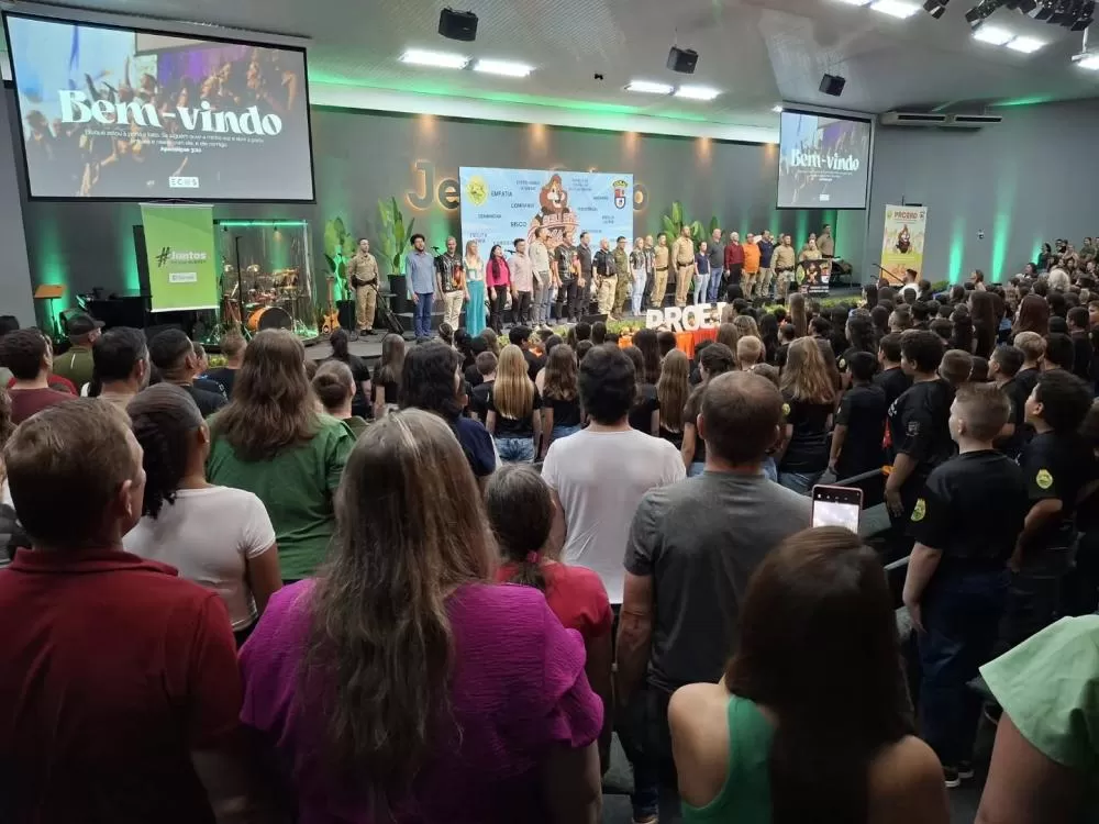 Formandos do Proerd celebram conclusão do programa durante cerimônia no auditório Ecos da Liberdade. (Foto: Divulgação/Prefeitura)