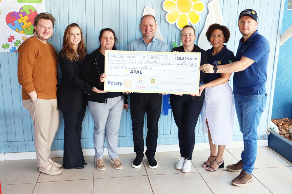 Momento da entrega simbólica do valor para a APAE.