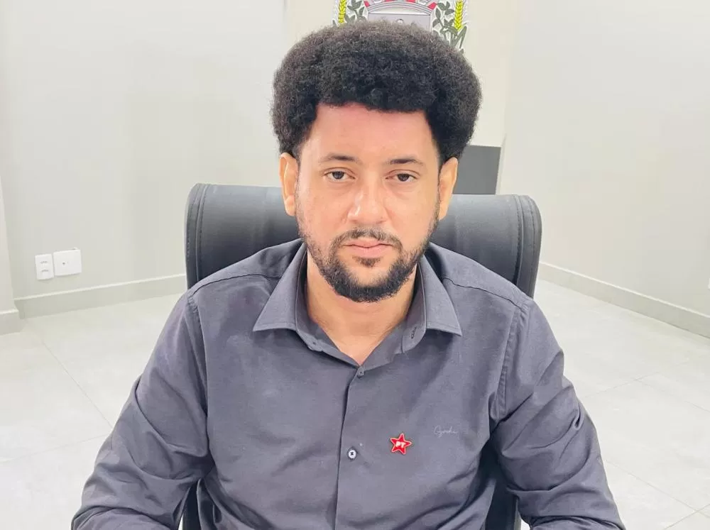 Vereador Fernando Nègre durante a sessão desta segunda-feira, apresentando requerimentos e indicação voltados à saúde mental, vigilância ambiental e segurança pública nas UBS. (Foto: Cristiano Witeck)