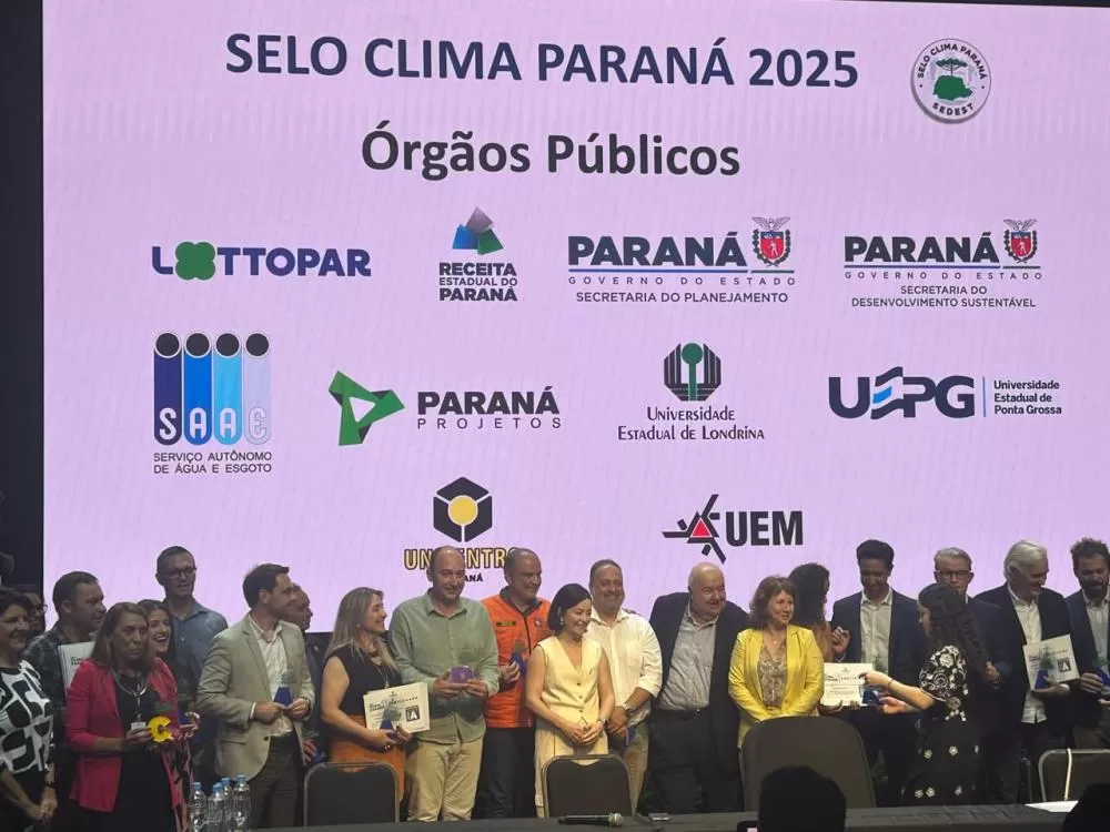 Representantes do Saae recebem o Selo Clima Paraná 2025 durante cerimônia no Campus da Indústria, em Curitiba. (Foto: Divulgação)