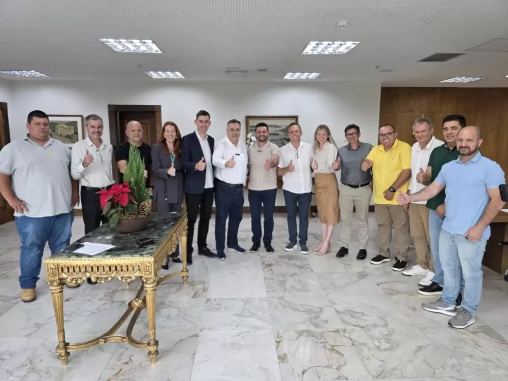 Comitiva rondonense no Palácio Iguaçu durante anúncio de três novas UBS e da primeira UTI móvel para o município. (Foto: Divulgação)