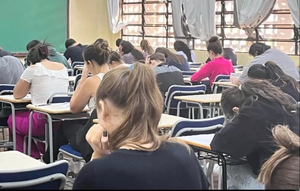 Candidatos chegam cedo aos locais de prova para o Vestibular Unioeste 2026, que bateu recorde de inscritos. (Foto: Divulgação)