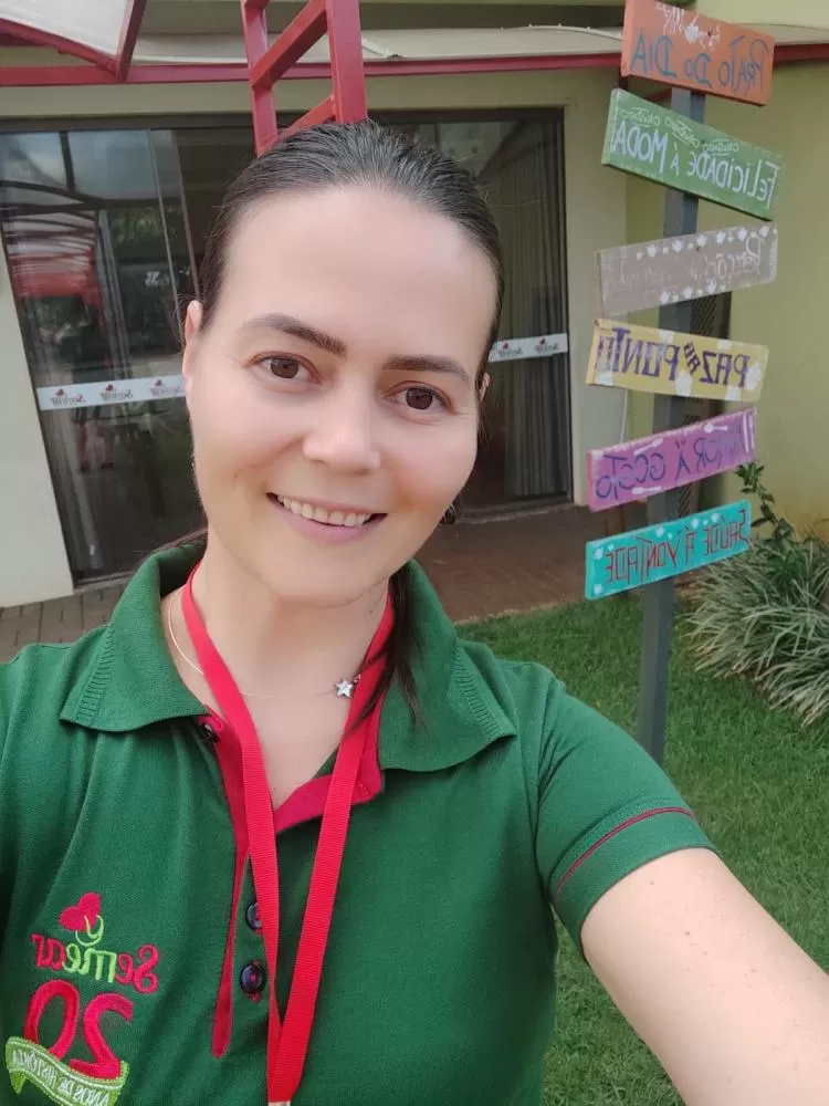 Deise Caroline Nunes, supervisora de coordenação da Sociedade Filantrópica Semear, durante a apresentação dos novos Termos de Fomento que fortalecerão o atendimento a adolescentes e jovens em Marechal Rondon. (Foto: Arquivo Pessoal)