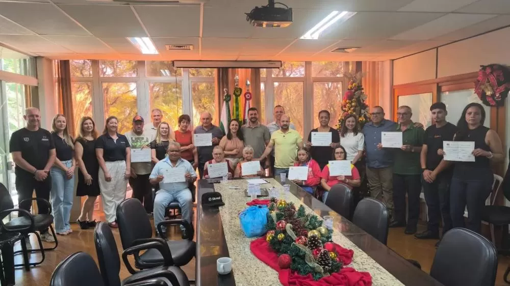 Moradores da Vila Martins recebem a Certidão de Regularização Fundiária em ato oficial que marca nova etapa de desenvolvimento para a comunidade. (Foto: Divulgação)
