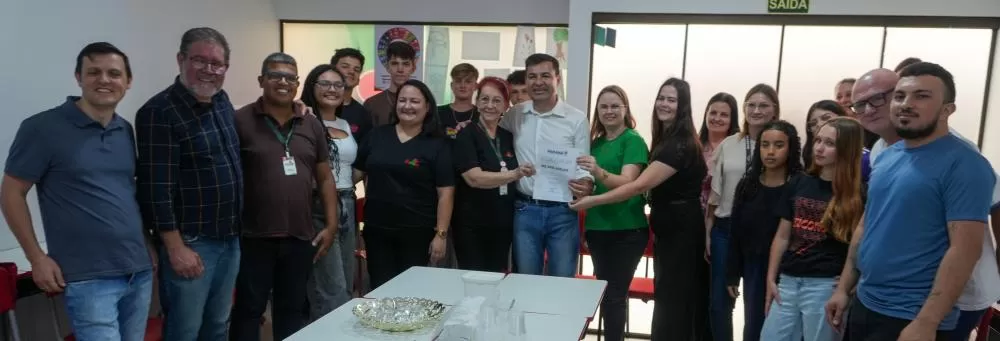 Representantes do Semear e do governo do Estado durante a assinatura do convênio que garante recursos para atendimento psicológico e formação de jovens em Marechal Cândido Rondon. (Foto: João Livi)