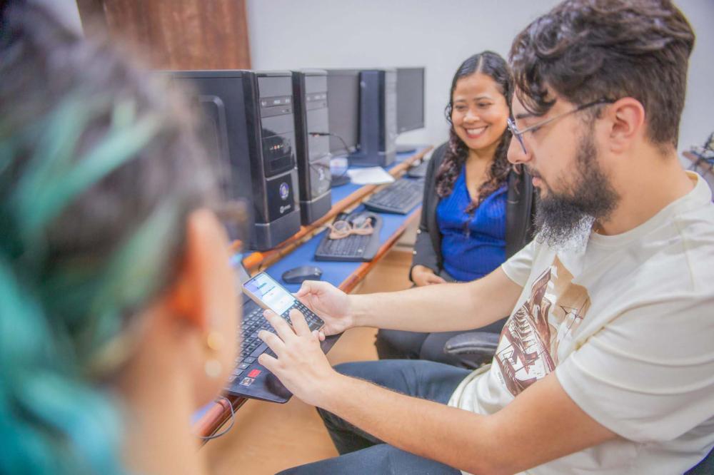 UEPG registra aplicativo de celular que auxilia no controle de diabetes. Foto: Gabriel Miguel e Arquivo pessoal (Equipe Glicodata)