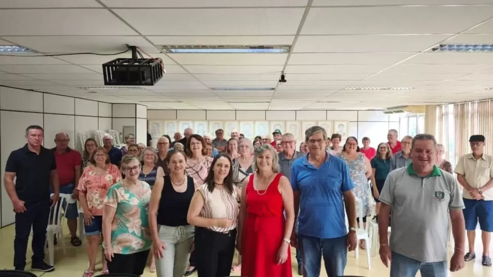 Reuniões reuniram idosos, associações e clubes de mães para estruturar o calendário de eventos de 2026. (Foto: Divulgação)