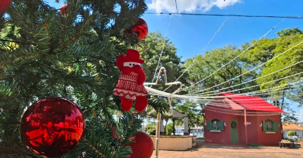 Iluminação do “Natal em Marechal – Luz e Encanto” transforma espaços públicos e reforça o clima festivo na cidade. (Foto: Divulgação)