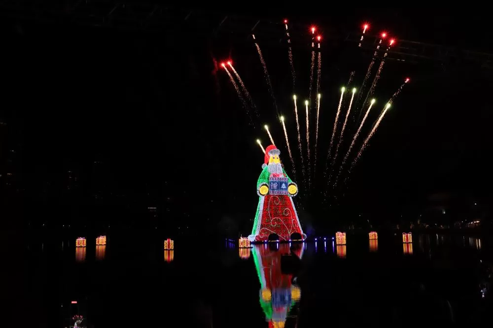 Maior Papai Noel do mundo, com 27 metros de altura, transforma Londrina em novo destaque turístico internacional. (Foto: Divulgação)