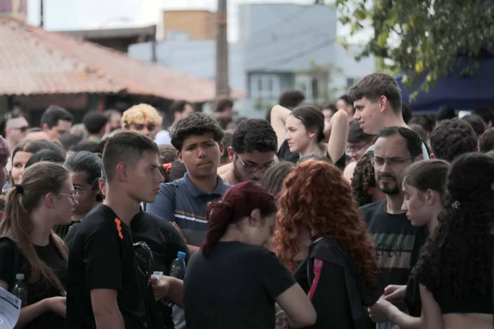 Legenda sugerida: Candidatos chegam aos locais de prova do Vestibular Unioeste 2026 em um domingo de movimentação intensa. (Foto: Divulgação/Unioeste)
