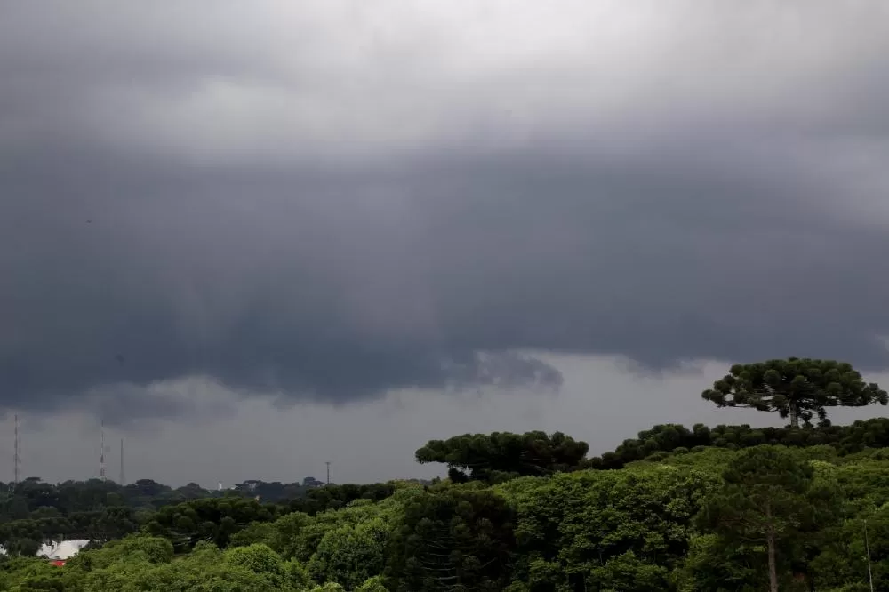 Formação de nuvens carregadas anuncia a chegada de temporais associados ao ciclone extratropical no Paraná. (Foto: Gilson Abreu/Arquivo AEN)