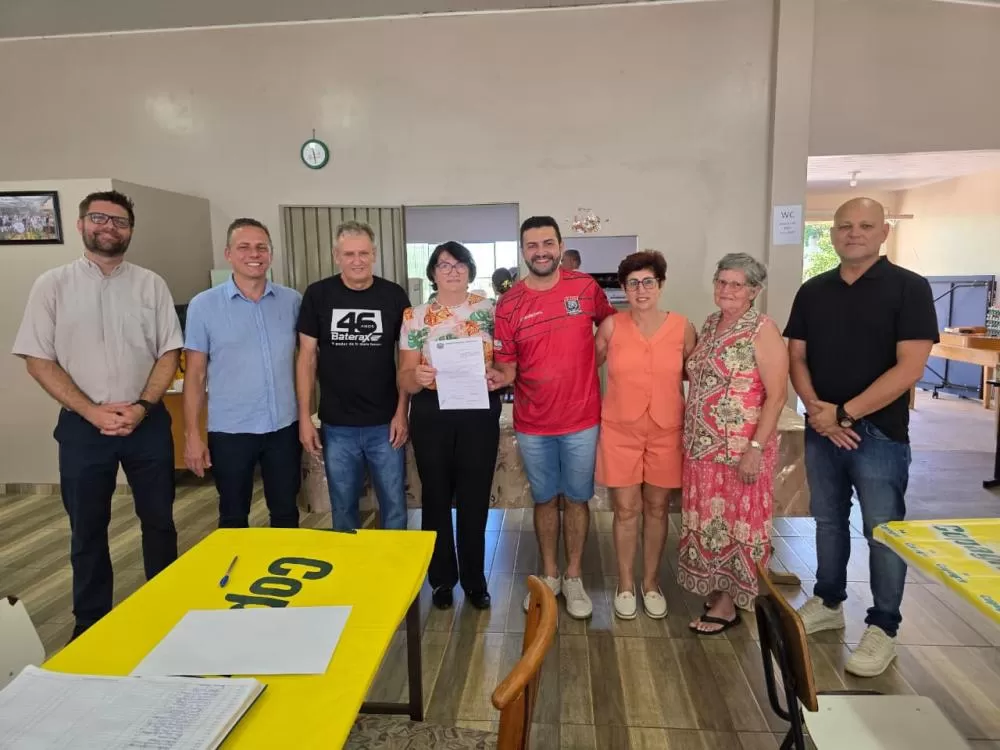 Lideranças apresentam a renovação de concessão de uso da sede da Adefimar durante ato oficial na instituição. (Foto: Divulgação)