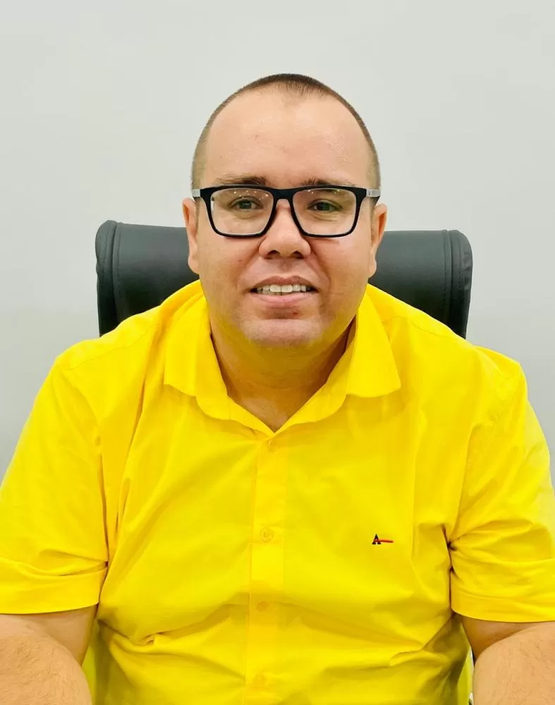 Vereador Gordinho do Suco durante a sessão em que defendeu avanços na saúde regional e pavimentação de acesso à Vila Martins. (Foto: Cristiano Viteck)