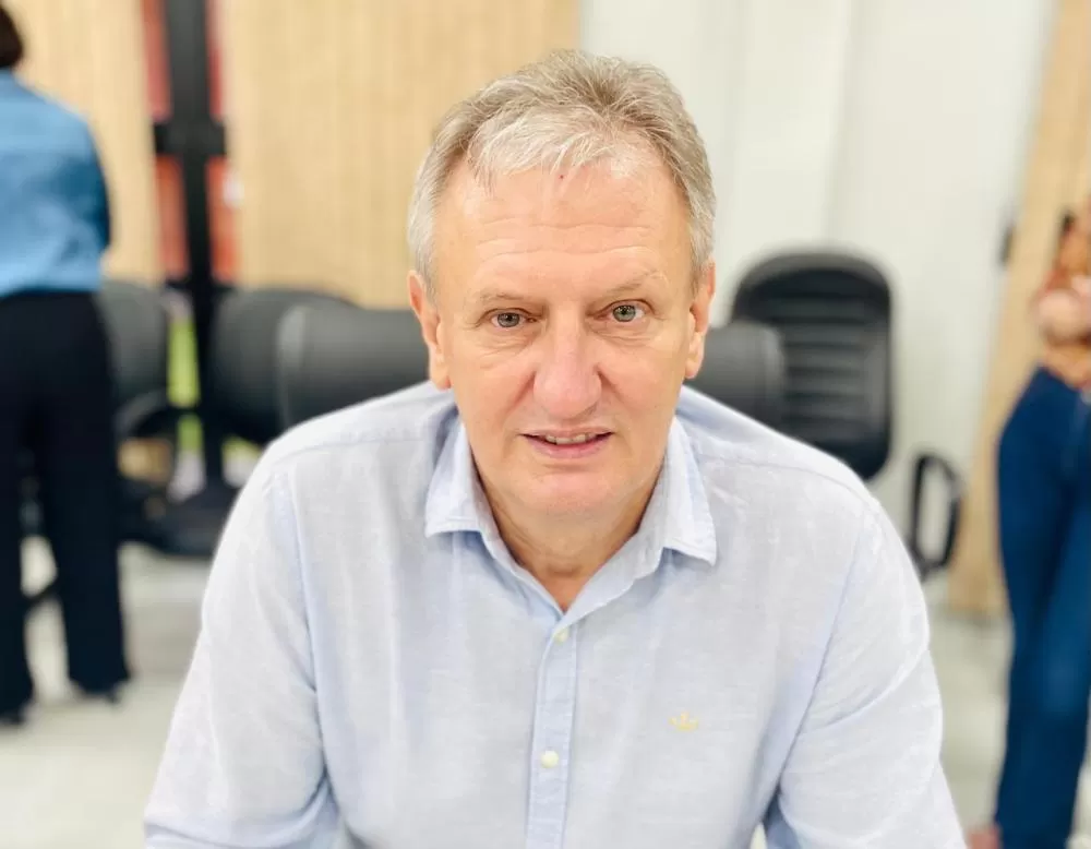 Vereador Carlinhos durante a 40ª sessão ordinária, ao defender apoio a entidades, melhorias em saúde e investimentos em infraestrutura viária. (Foto: Cristiano Viteck)