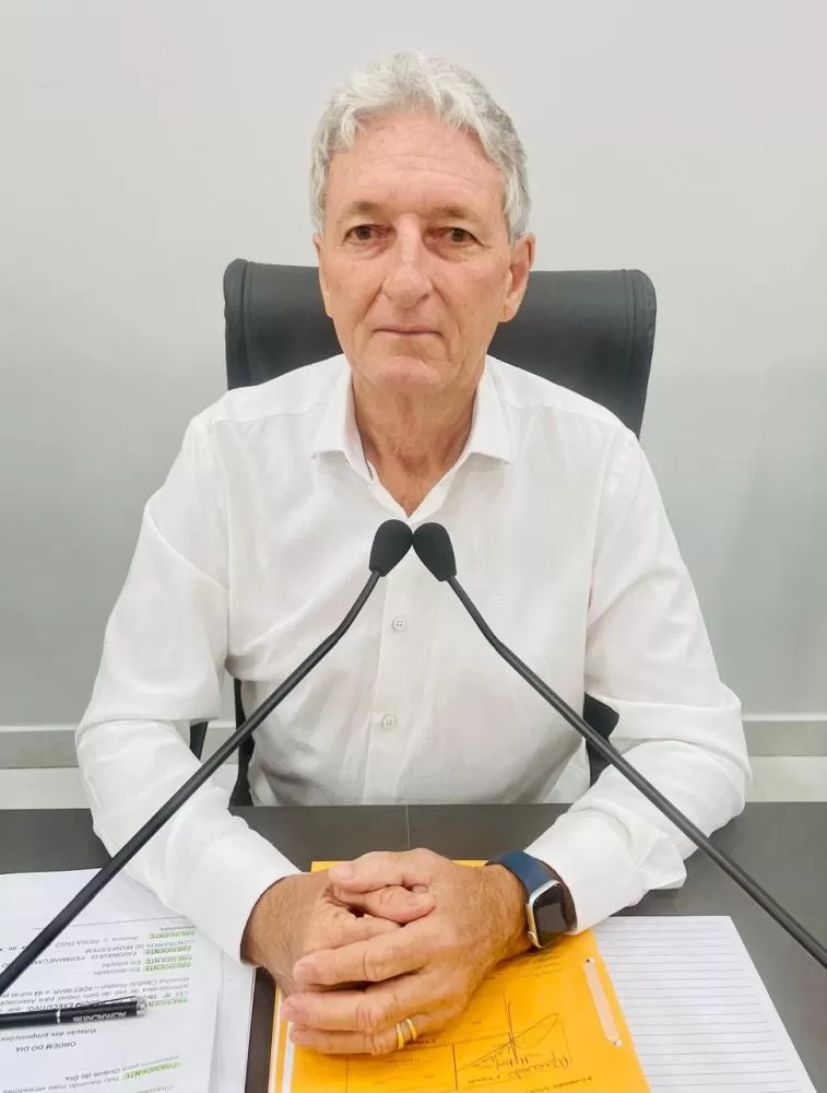 Vereador Valdirzinho em plenário, ao defender redução de impostos, reforço ao Corpo de Bombeiros e melhorias em cemitérios distritais. (Foto: Cristiano Viteck)
