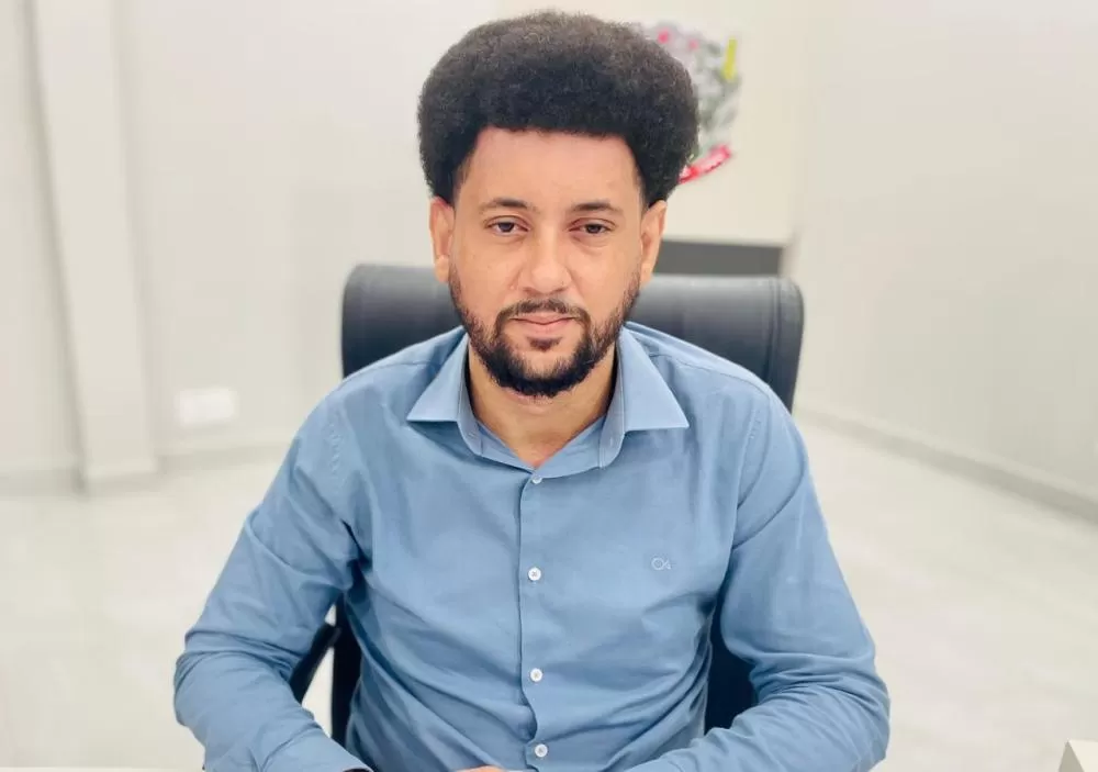 Vereador Fernando Nègre durante a sessão, ao defender transparência na gestão pública, reforço à educação e capacitação na área da infância e adolescência. (Foto: Cristiano Viteck)