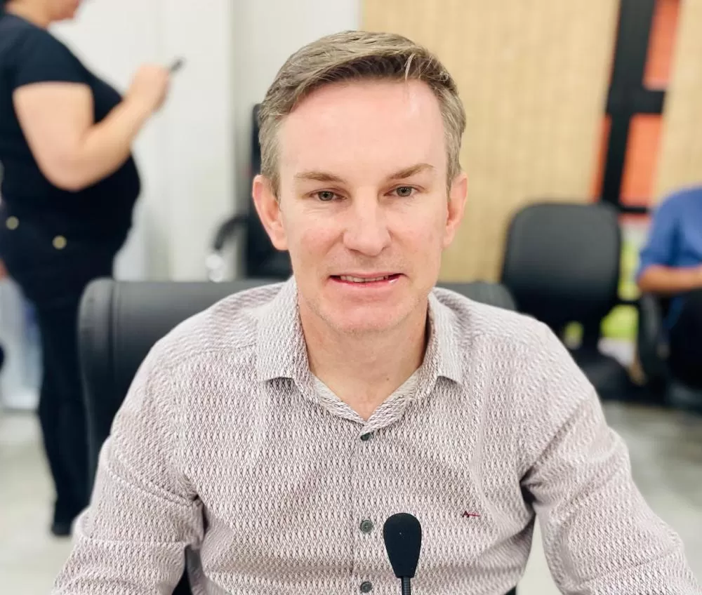 Vereador Rafael Heinrich em plenário, ao apresentar indicações voltadas à cultura, segurança viária e melhoria da infraestrutura urbana. (Foto: Cristiano Viteck)