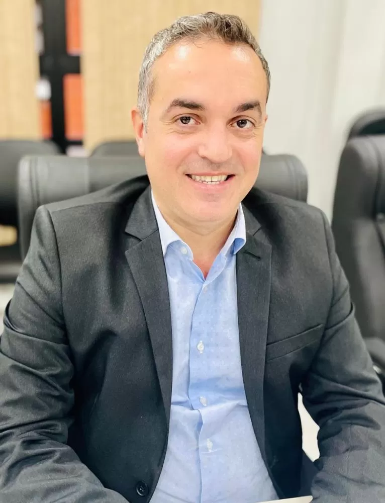 Vereador Juliano Astor de Oliveira durante a sessão, ao defender mutirão em cardiologia e reforma do estacionamento na entrada da cidade. (Foto: Cristiano Viteck)