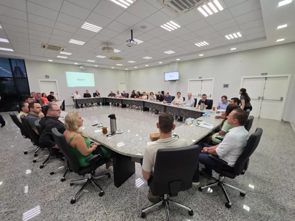 Gestores municipais detalham avanços e investimentos em reunião com a diretoria da Acimacar
