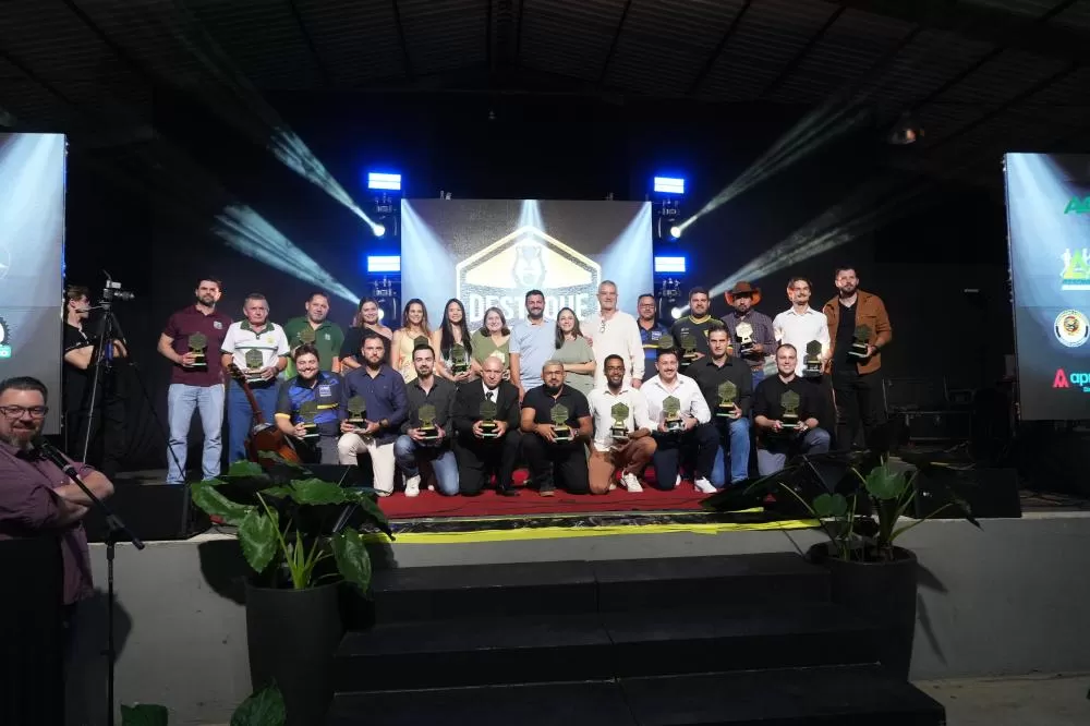 Atletas de 18 modalidades recebem reconhecimento no Troféu Destaque Esportivo 2025, que lotou a Casa da Cultura e emocionou a comunidade rondonense.