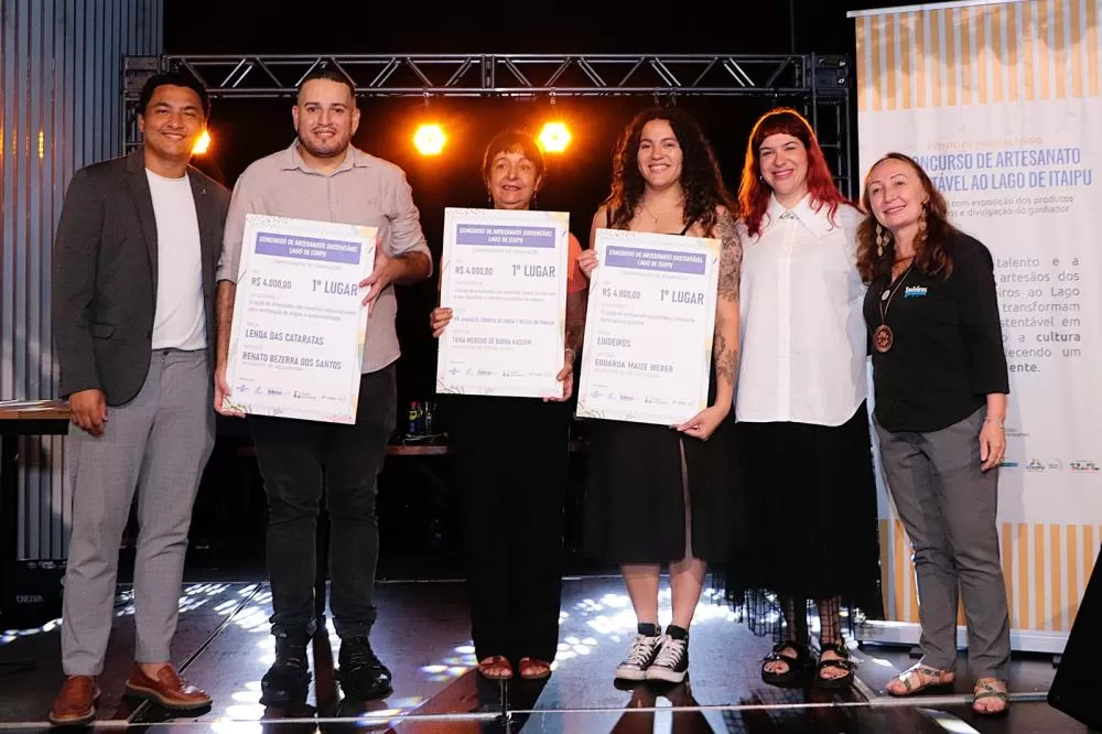 Vencedores do Concurso de Artesanato Sustentável com representantes das entidades envolvidas. (Foto: Divulgação)