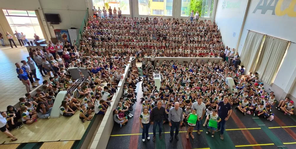 Mais de 700 alunos participaram do encerramento do Cooperjovem 2025 no Salão Social da AACC, em Marechal Rondon. (Foto: Divulgação)