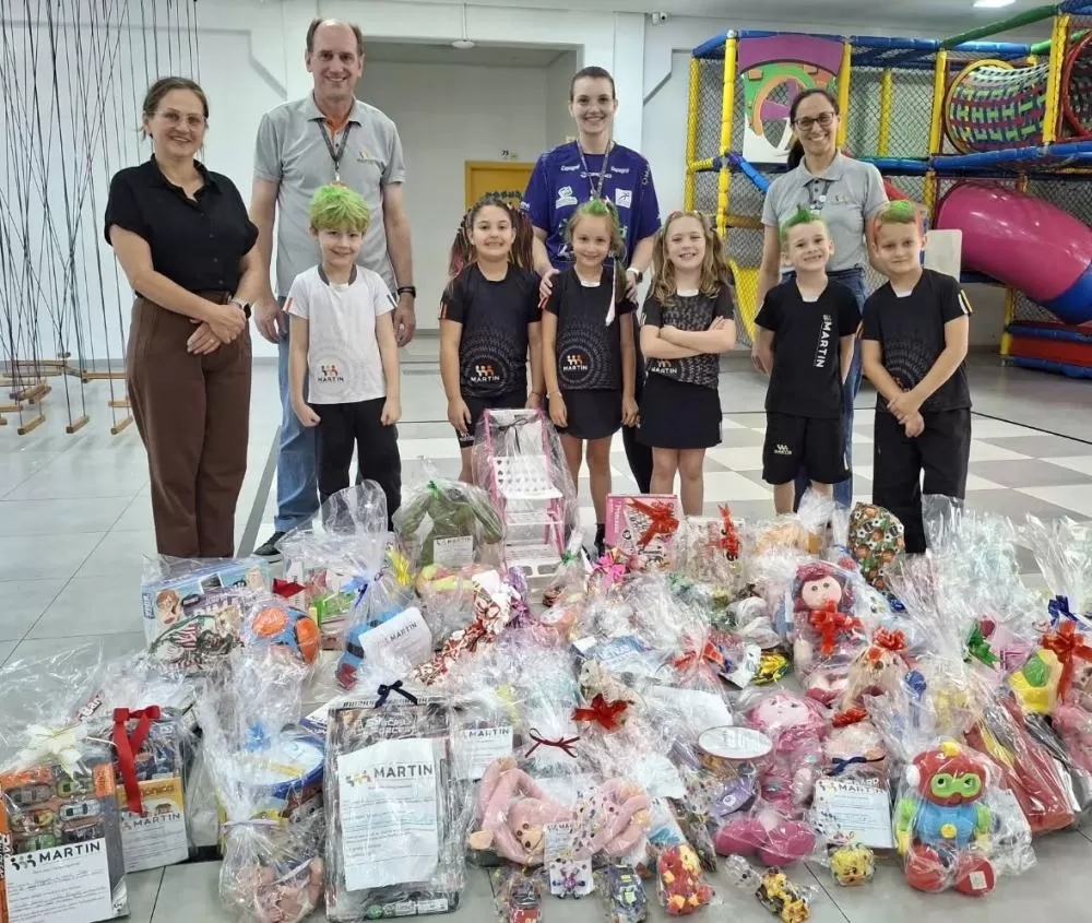 Alunos do Martin Luther repassam brinquedos arrecadados na Campanha Natal Solidário à Assistência Social. (Foto: DIvulgação)
