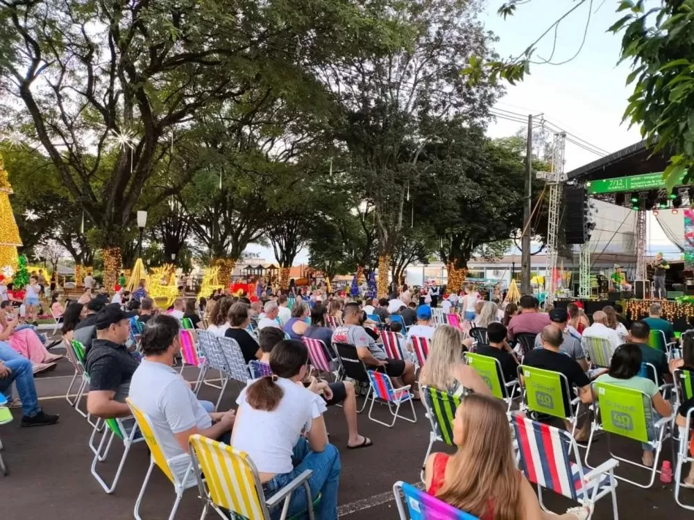 Praça em frente à Igreja Matriz Católica recebe programação especial do “Natal Luz e Encanto”, com apresentações culturais e a chegada do Papai Noel. (Foto: Divulgação)