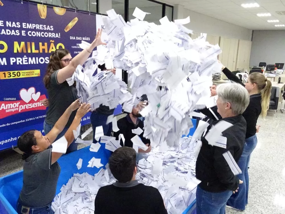 Urna de cupons e sede da Acimacar, onde acontece o primeiro sorteio do Natal Premiado 2025. (Foto: Divulgação)