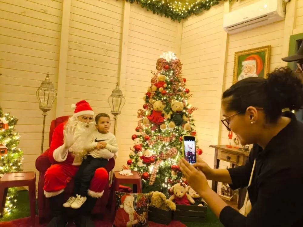 Casinha do Papai Noel está instalada na praça em frente à Matriz da Igreja Católica e integra a programação do Natal Luz e Encanto. (Foto: Divulgação)
