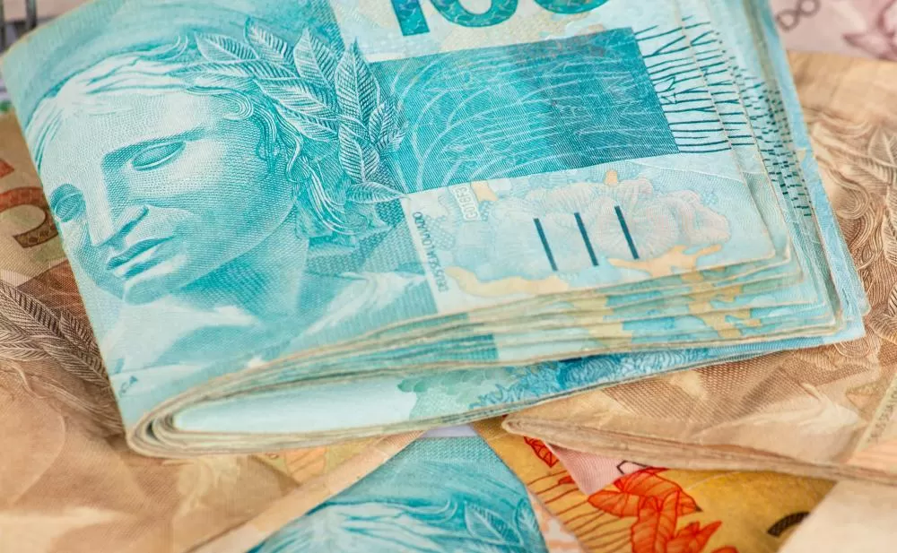 Segunda parcela do décimo terceiro salário deve ser paga até sexta-feira e movimenta a economia no fim do ano.