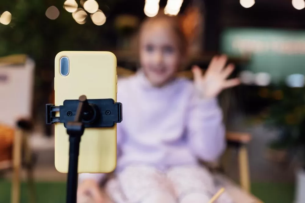 Debate sobre exposição infantil cresce diante do uso recorrente da imagem de crianças em conteúdos de entretenimento e redes sociais.