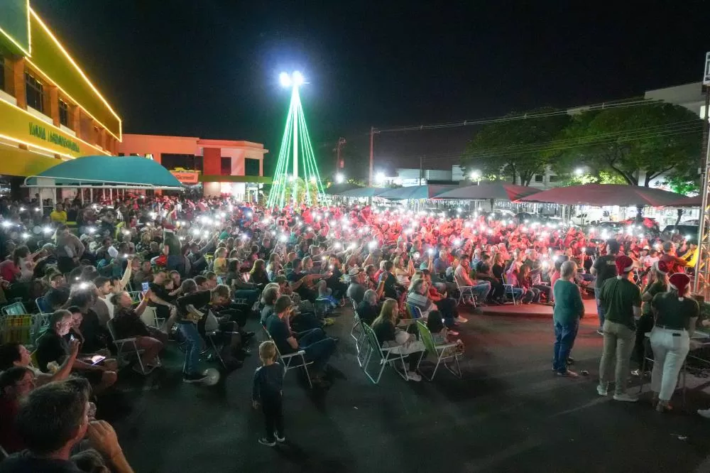 Mais de mil pessoas participaram do Natal Copagril 2025, realizado em frente à Loja Agropecuária da cooperativa, em Marechal Cândido Rondon. (Fotos: João Livi)