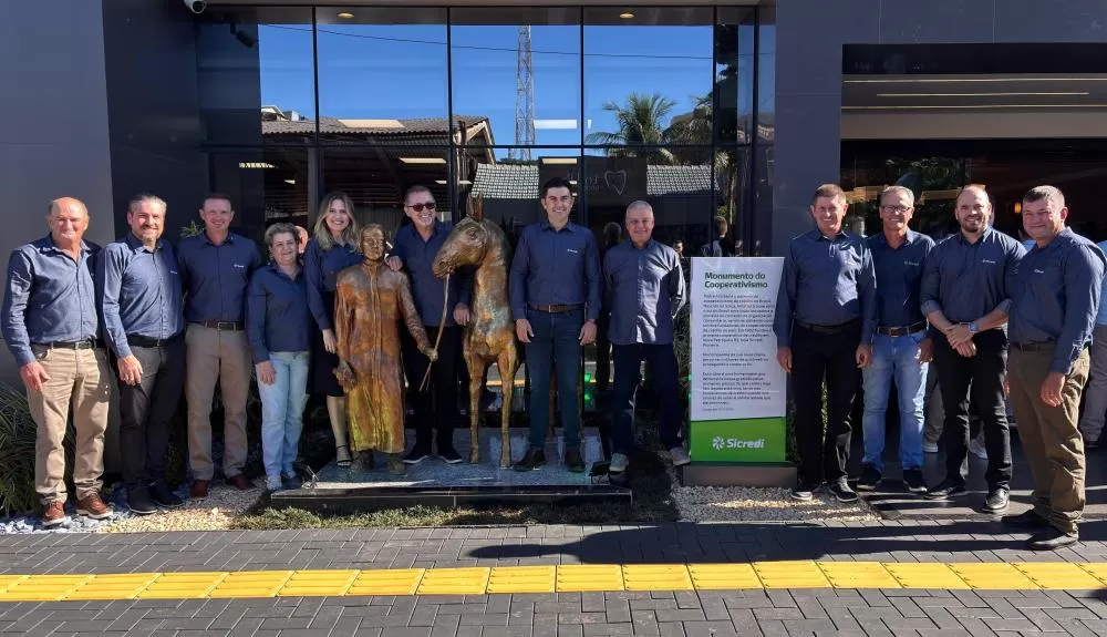 Lideranças da Sicredi Aliança PR/SP durante a inauguração do monumento em homenagem ao padre Theodor Amstad, em Marechal Cândido Rondon. (Foto: Divulgação)