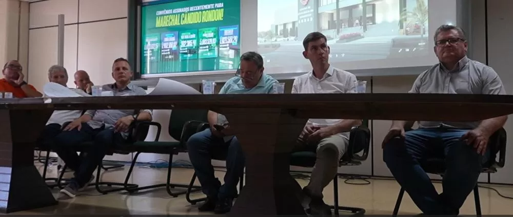 Autoridades municipais e representantes da gestão durante a prestação de contas e anúncio de obras, realizada na tarde de 17 de dezembro de 2025, na Prefeitura de Marechal Cândido Rondon. (Foto: João Livi)