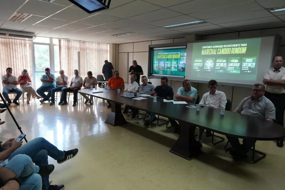 Vereadores, autoridades municipais e o deputado Hussein Bakri durante o evento de prestação de contas e anúncio de obras, realizado na prefeitura de Marechal Cândido Rondon. (Foto: João Livi)