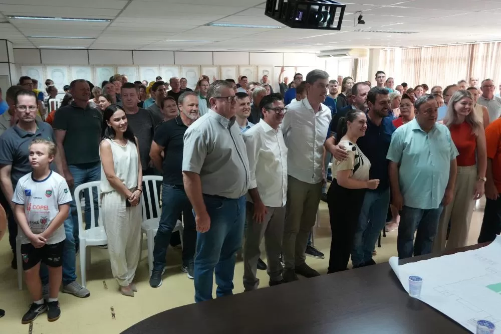 Autoridades e público presente no evento de prestação de contas e anúncio de obras, realizado na Prefeitura de Marechal Cândido Rondon. (Foto: João Livi)