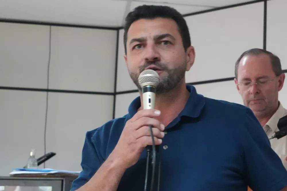 O prefeito Adriano Backes durante pronunciamento de encerramento do evento de prestação de contas e anúncio de investimentos, realizado na Prefeitura de Marechal Cândido Rondon. (Foto: João Livi)