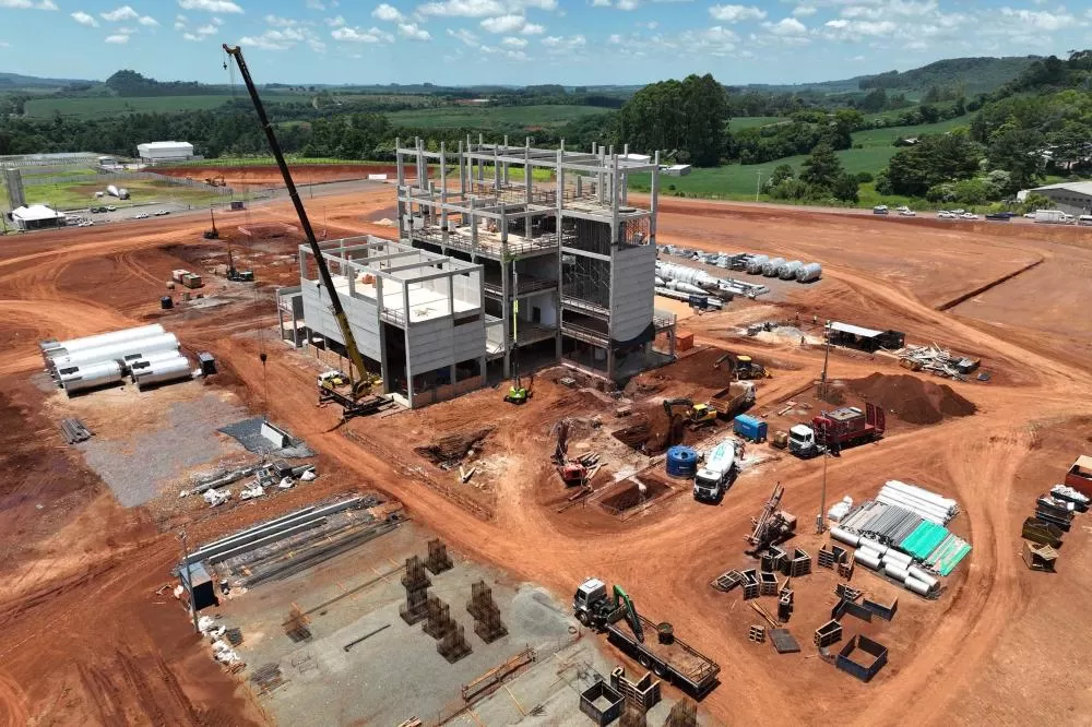 Obras da nova planta industrial da Sooro Renner Nutrição, em Francisco Beltrão, que receberá investimento de R$ 800 milhões e deve iniciar operações em 2026. (Foto: Ricardo Ribeiro/AEN)